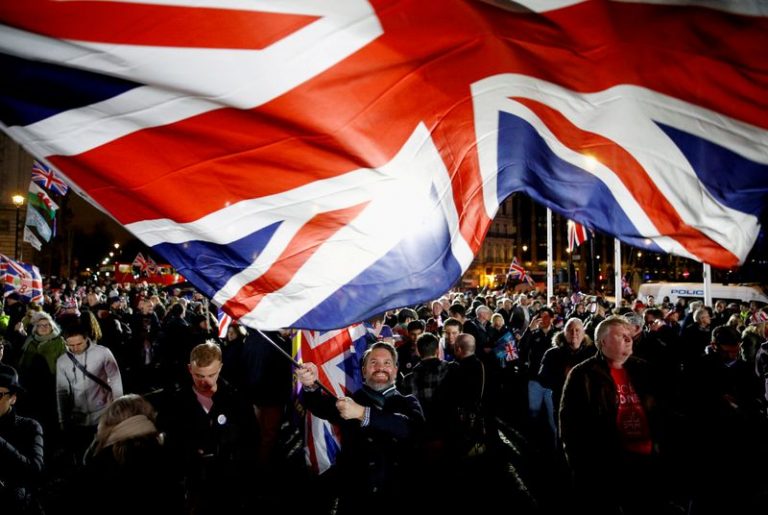 LYNXMPEGA10SI.jpg,Foto de archivo ilustrativa de un hombre ondeando una bandera británica el día del Brexit en Londres. 
Ene 31, 2020. REUTERS/Henry Nicholls
; Crédito: Henry Nicholls, Reuters