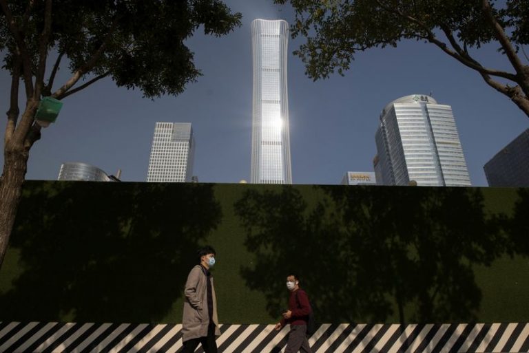 LYNXMPEGA10TR.jpg,FOTO DE ARCHIVO. Unos transeúntes pasan frente al distrito financiero de Pekín en el día en que las autoridades concluyen el plan económico del país para los próximos cinco años, que incluye objetivos sobre el uso de energías alternativas y una mayor circulación de autos eléctricos. REUTERS/Thomas Peter; Crédito: THOMAS PETER, Reuters