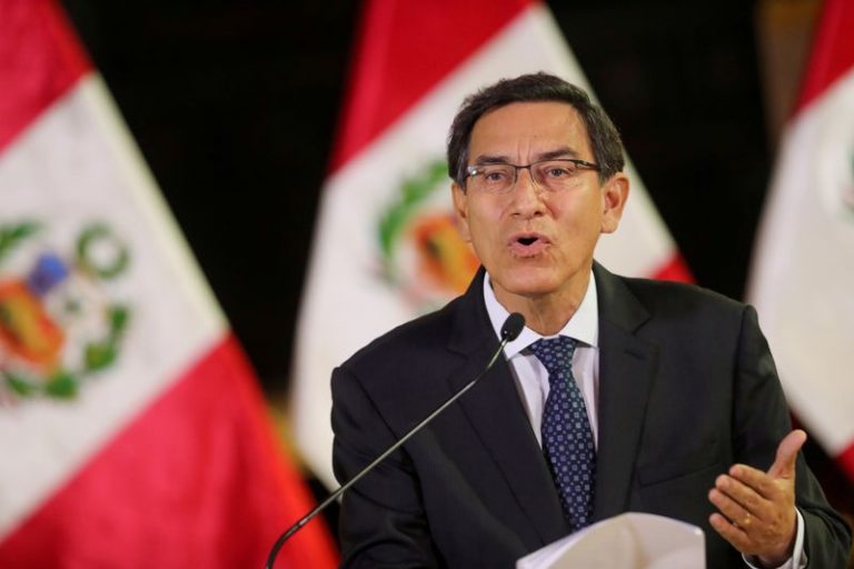 LYNXMPEGA10VK.jpg,FOTO DE ARCHIVO. El presidente de Perú, Martín Vizcarra, da un discurso televisado, en el palacio de gobierno en Lima, Perú. 30 de septiembre de 2019. Presidencia del Perú/Handout vía REUTERS; Crédito: Presidencia del Perú, Reuters