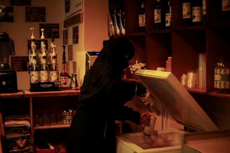 LYNXMPEGA10WQ.jpg,Um Feras, propietaria del único cibercafé exclusivamente femenino en la provincia de Marib, Yemen, prepara una bebida en su café en Marib, Yemen, 13 octubre 2020.
REUTERS/Nusaibah Almuaalemi; Crédito: NUSAIBAH ALMUAALEMI, Reuters