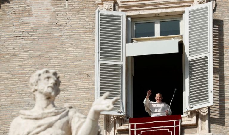 LYNXMPEGA10YX.jpg,El Papa Francisco saluda con la mano durante el rezo del Ángelus en la Plaza de San Pedro, en el Vaticano. 25 de octubre de 2020. REUTERS/Remo Casilli ; Crédito: Remo Casilli, Reuters