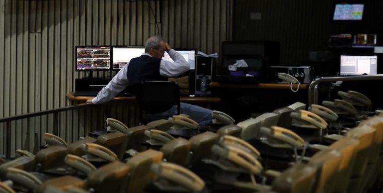 LYNXMPEGA110M.jpg,Foto de archivo - Un hombre trabaja en el piso de operaciones de la Bolsa de Comercio de Buenos Aires, Argentina. May 9, 2018. REUTERS/Marcos Brindicci; Crédito: MERCADOS-ARGENTINA-BOLSA, Reuters
