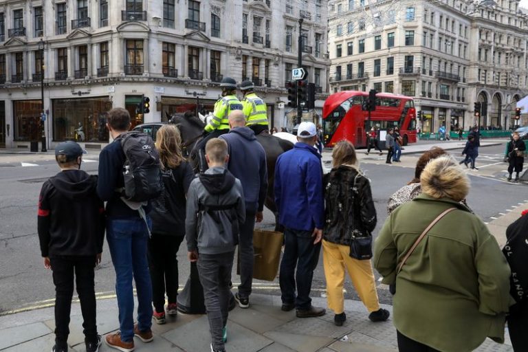 LYNXMPEGA111Y.jpg,Foto ilustrativa del domingo de un grupo de personas esperando para cruzar una calle en Londres. 
Nov 1, 2020.     REUTERS/Kevin Coombs; Crédito: KEVIN COOMBS, Reuters