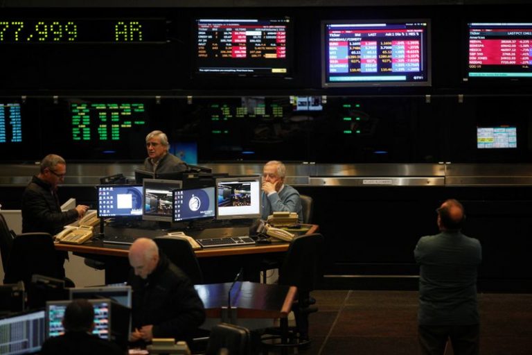 LYNXMPEGA115X.jpg,Foto de archivo - Operadores trabajan en el piso de negocios de la Bolsa de Comercio de Buenos Aires, Argentina. Jun 18, 2018. REUTERS/Martin Acosta; Crédito: MARTIN ACOSTA, Reuters