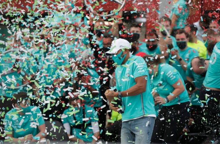 LYNXMPEGA11A8.jpg,IMAGEN DE ARCHIVO. El piloto inglés de Mercedes Lewis Hamilton celebra con personal del equipo tras ganar el campeonato de constructores de la Fórmula 1, en el Gran Premio Emilina Romaña, en el Circuito Enzo y Dino Ferrari, Imola, Italia - Noviembre 1, 2020  Pool vía Reuters/Luca Bruno; Crédito: LUCA BRUNO, Reuters