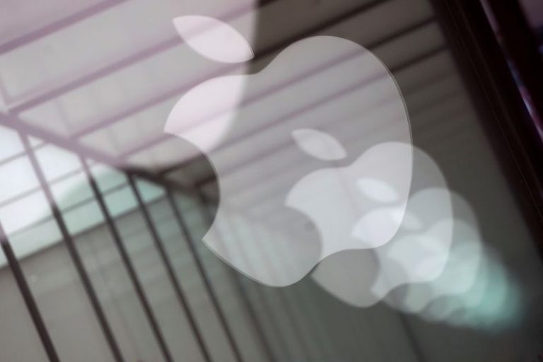 LYNXMPEGA11GM.jpg,Foto de archivo ilustrativa del logo de Apple reflejado en un vidrio de una Apple store en Shanghai, China. 
Ene 3, 2019. REUTERS/Aly Song ; Crédito: ALY SONG, Reuters