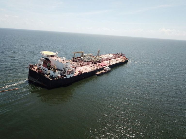 LYNXMPEGA11PN.jpg,IMAGEN DE ARCHIVO. La instalación flotante de almacenamiento y descarga (FSO) de Nabarima, operada por la empresa conjunta Petrosucre, entre la petrolera estatal venezolana Petróleos de Venezuela y la italiana Eni, se ve inclinada en el Golfo de Paria, entre Venezuela y Trinidad y Tobago, el 16 de octubre. 2020. Pescadores y amigos del mar/Distribuida vía REUTERS; Crédito: Fishermen and Friends of the Sea, Reuters