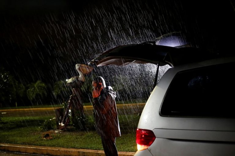 LYNXMPEGA20QJ.jpg,Un equipo de televisión se prepara para realizar un reporte sobre el huracán Eta bajo una fuerte lluvia, en Tela, Honduras. 2 de noviembre, 2020. REUTERS/Jorge Cabrera; Crédito: Jorge Cabrera, Reuters