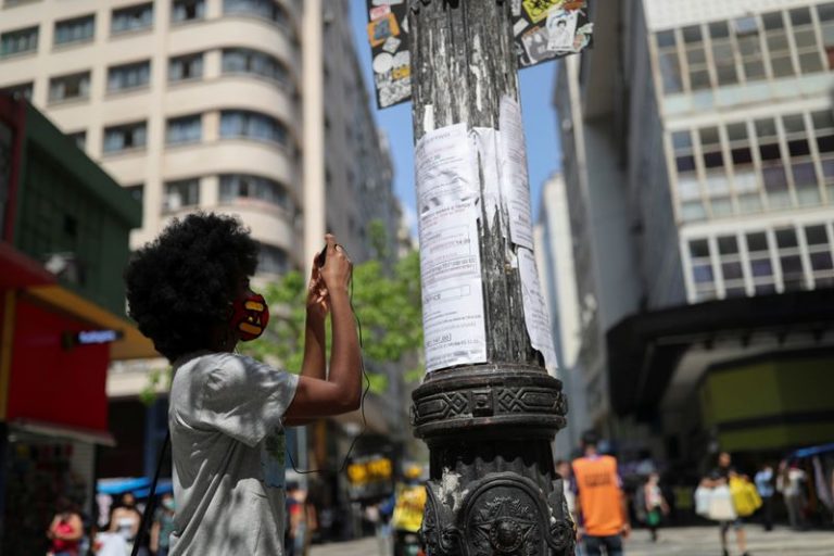 LYNXMPEGA20U8.jpg,Una mujer toma una fotografía de un anuncio de empleo en un poste de luz en el centro de Sao Paulo. FOTO DE ARCHIVO. REUTERS/Amanda Perobelli; Crédito: AMANDA PEROBELLI, Reuters
