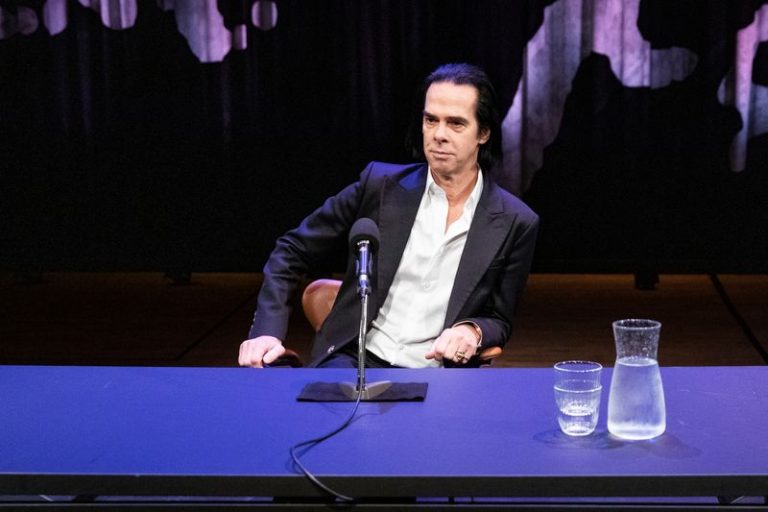 LYNXMPEGA20VV.jpg,El músico australiano Nick Cave asiste a una conferencia de prensa para hablar sobre la exhibición 'Stranger Than Kindness' en Copenhague. , Denmark November 2, 2020.  Ritzau Scanpix/Olafur Steinar Rye Gestsson via REUTERS    ; Crédito: RITZAU SCANPIX, Reuters