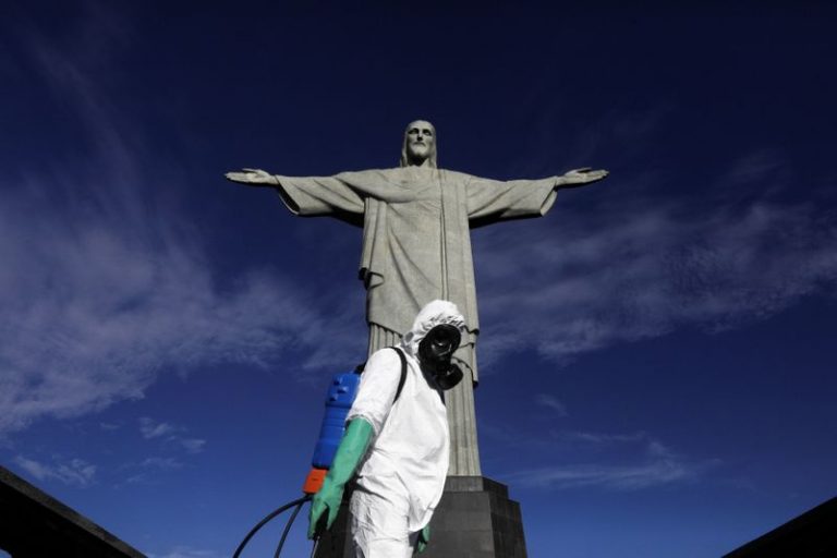 LYNXMPEGA20ZD.jpg,Imagen de archivo de un militar trabajando en la desinfección del monumento del Cristo Redentor en Río de Janeiro, Brasil. 13 agosto 2020. REUTERS/Ricardo Moraes; Crédito: Ricardo Moraes, Reuters