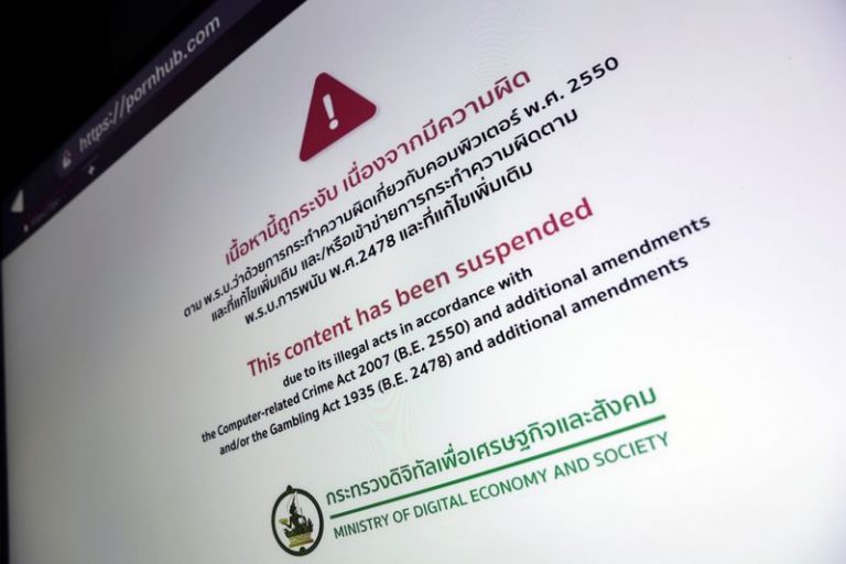 LYNXMPEGA210D.jpg,Un mensaje del Ministerio de Economía y Sociedad Digital que dice que el sitio web de Pornhub ha sido suspendido en Tailandia se muestra en una pantalla. 3 de noviembre de 2020. REUTERS/Athit Perawongmetha; Crédito: ATHIT PERAWONGMETHA, Reuters