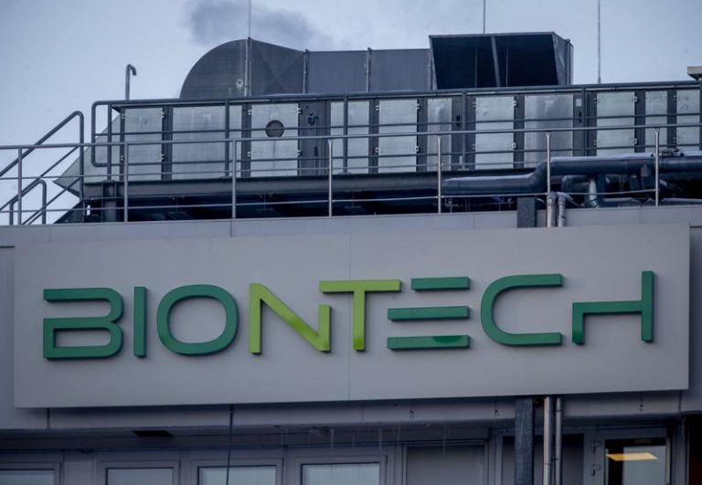 BioNTech: Innecesario anular protección a patentes de vacuna Foto: AP